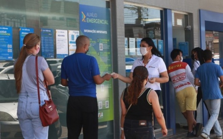 Caixa paga auxílio de R$ 300 a 1,6 milhão nesta segunda; veja quem tem direito
