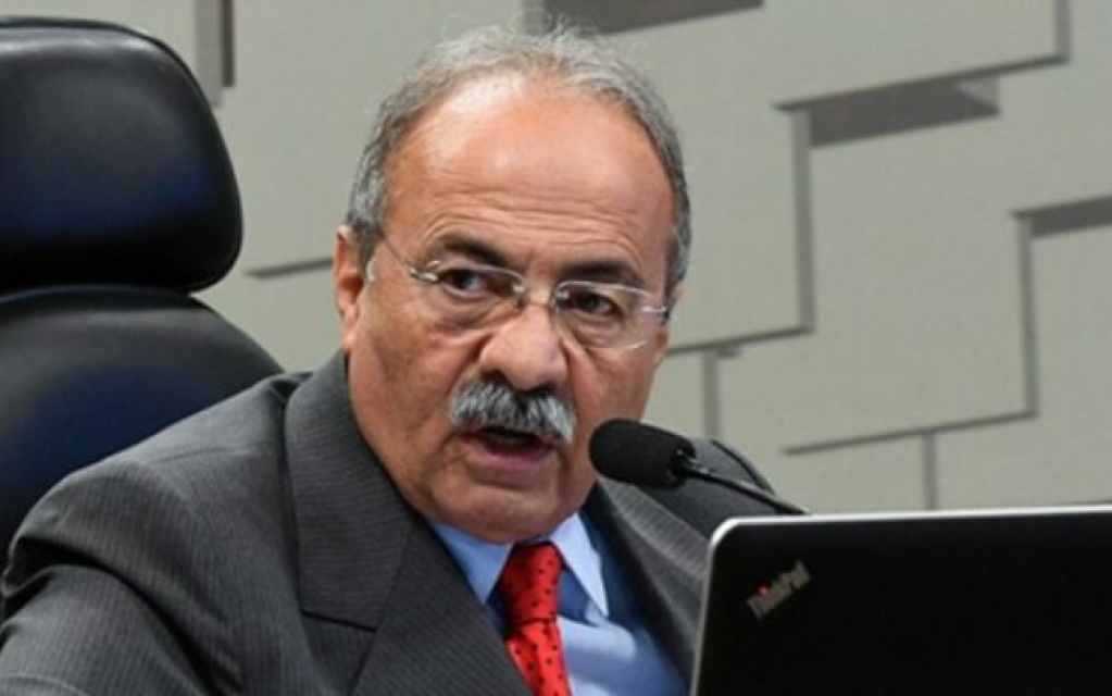 Em defesa, senador diz que dinheiro na cueca era "pagamento de funcionários" Em defesa, senador diz que dinheiro na cueca era "pagamento de funcionários"