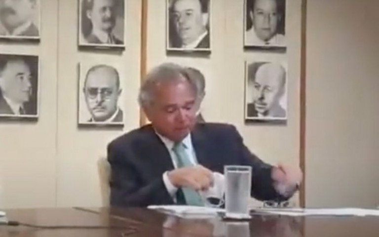 Guedes chora em evento com jovens vencedores da olimpíada mundial de economia