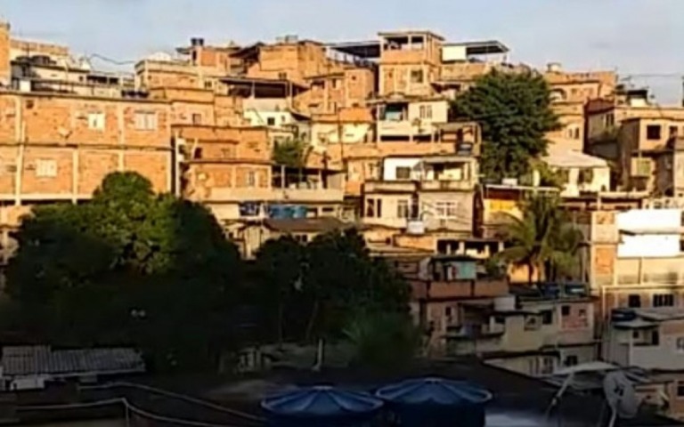 Complexo do Alemão tem intenso tiroteio após ataque de criminosos a base da UPP