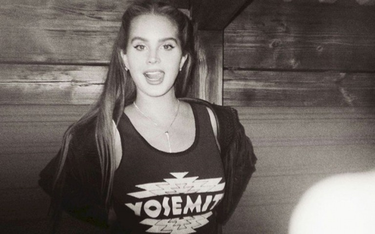 Lana Del Rey está de volta com "Let Me Love You Like A Woman"
