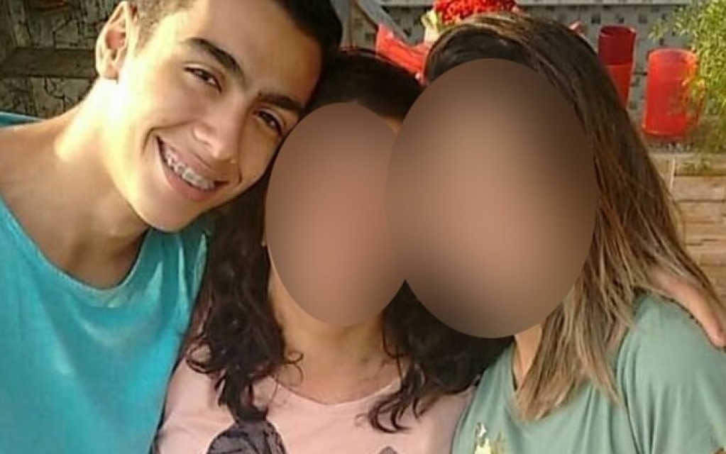 Jovem morto por bala perdida tinha o sonho de "tirar a família daquele lugar" Jovem morto por bala perdida tinha o sonho de "tirar a família daquele lugar"