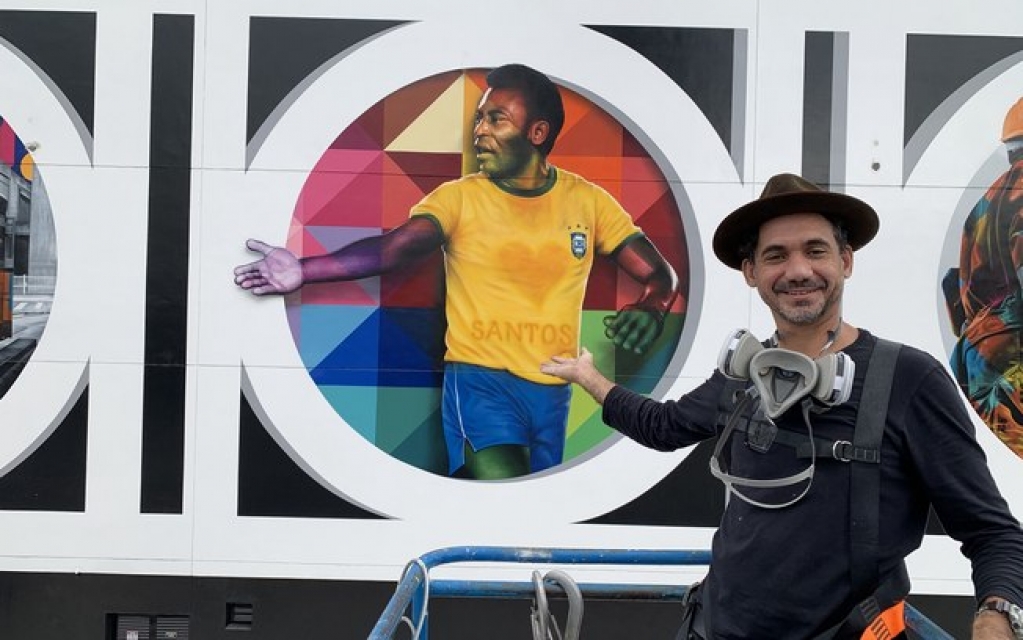 Eduardo Kobra homenageia ex-jogador Pelé com mural no litoral de São Paulo