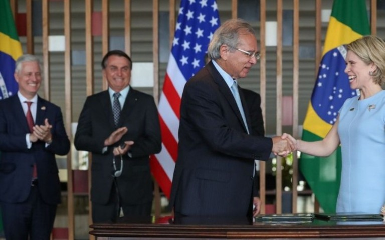 Guedes assina acordo que pode chegar a R$ 1 bilhão com banco dos Estados Unidos