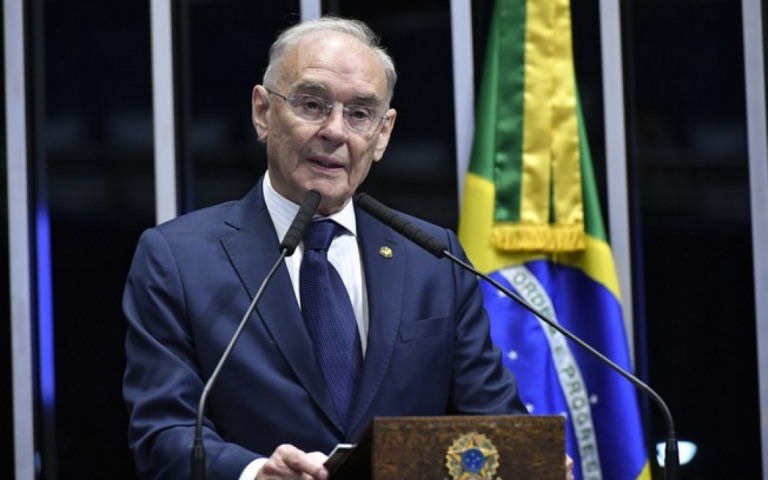 Senador morto por Covid-19 tinha site de desinformação que minimizava a doença