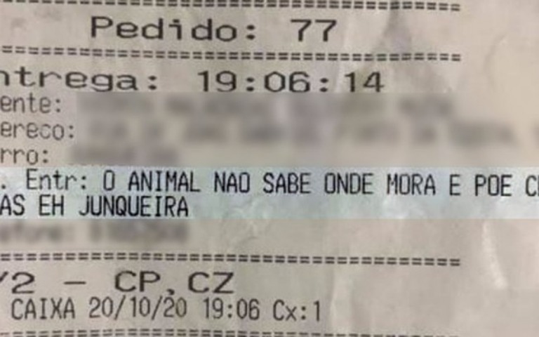 Funcionário é demitido por comentário ofensivo sobre cliente no recibo da compra