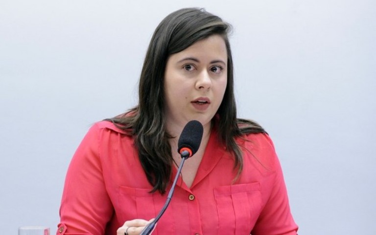 Criminoso utiliza dados de deputada Sâmia Bomfim para pedir doações no nome dela