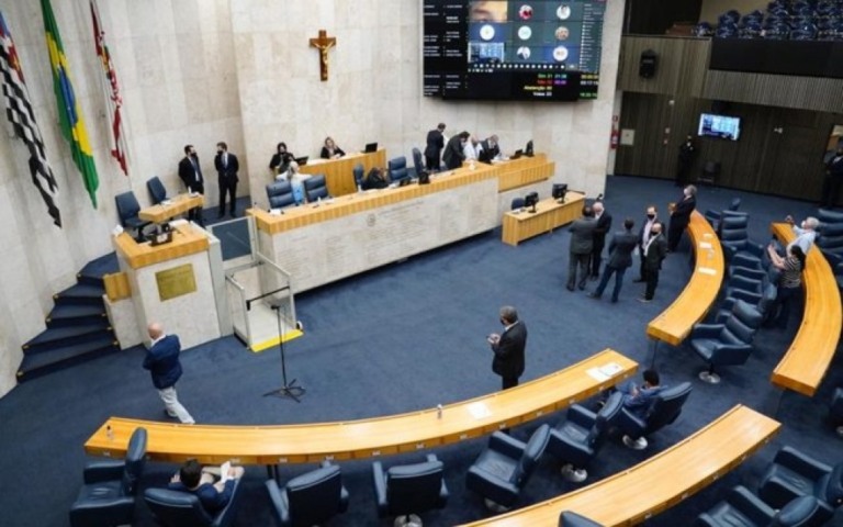 Câmara municipal de SP aprova renda básica de R$ 100 por três meses; conheça