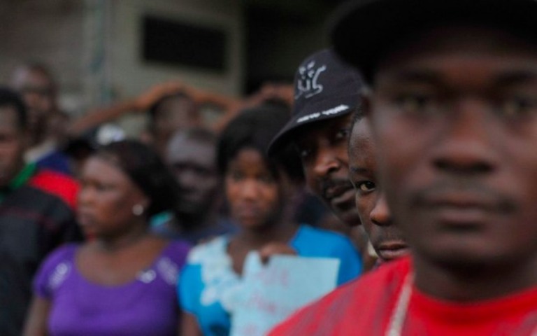 Taxa de desemprego bate 17% para mulheres e 16% para negros, diz IBGE