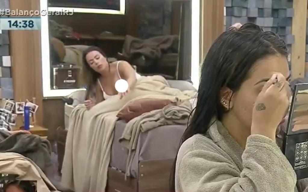 "A Fazenda 12": Victoria deixa seio escapar ao vivo no "Balanço Geral" "A Fazenda 12": Victoria deixa seio escapar ao vivo no "Balanço Geral"