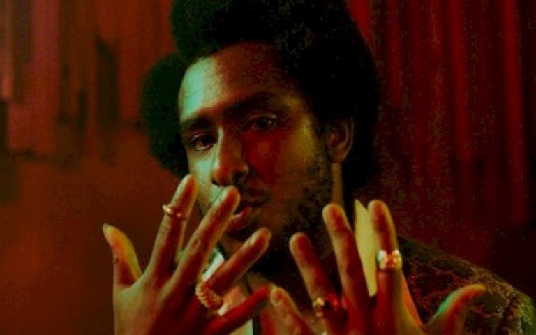 Luthuly mostra sensualidade e romantismo em seu novo álbum "Pele"