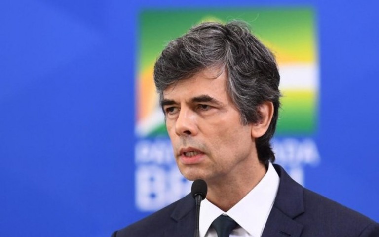 Nelson Teich aparece bonitão e internautas falam de "desbolsonarização facial"