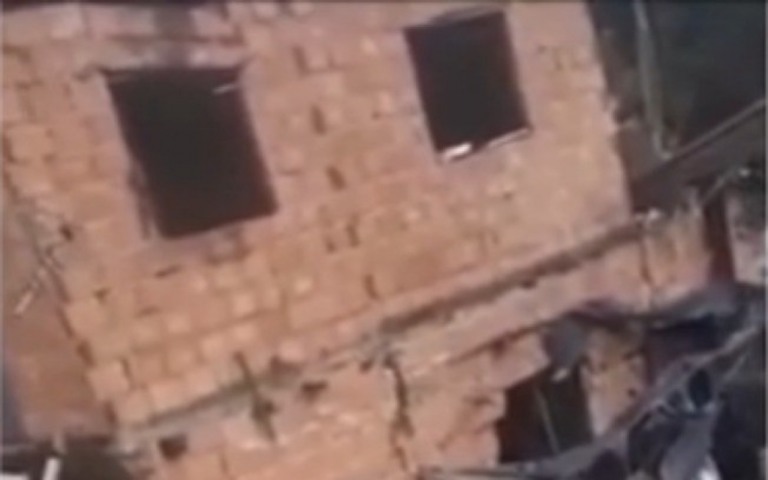 Casa de três andares desaba e atinge outros imóveis em BH; veja vídeo