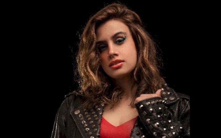 Aposta da Warner Music, cantora Thícia lança "Perfeita Harmonia"