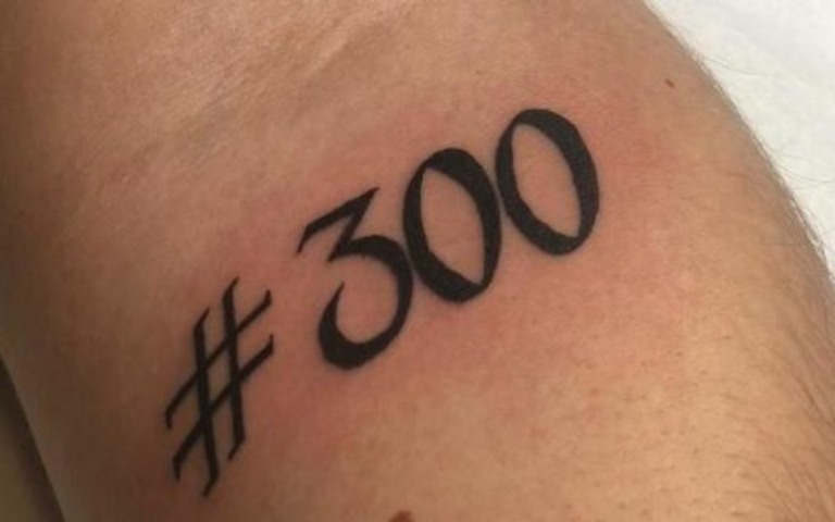 Funcionários tatuam meta da empresa: internet reprova, empresa explica