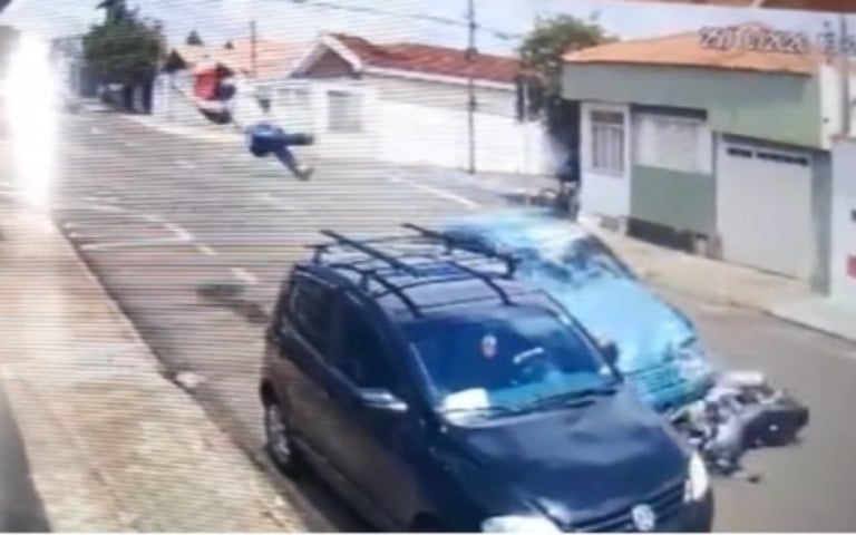 Motoqueiro morre após colidir com carro e ser lançado em outro veículo; assista
