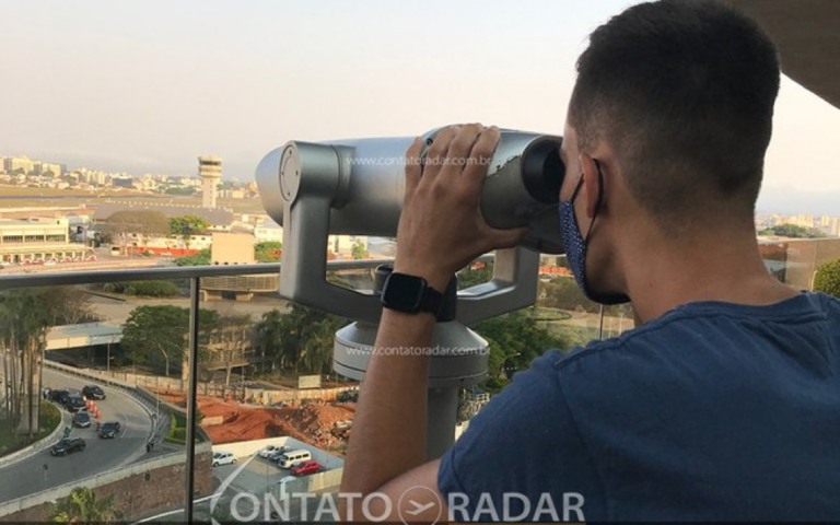 Conheça o Blacklist, bar que oferece uma incrível vista do aeroporto de Congonhas