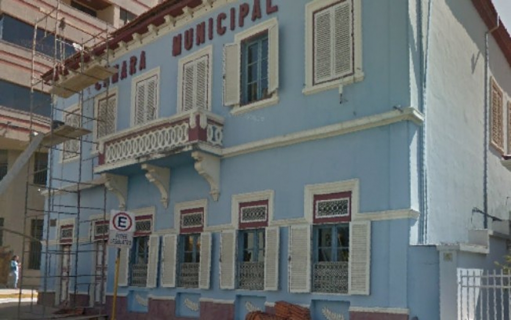 Vereador é investigado por importunação sexual após espiar jovens nuas