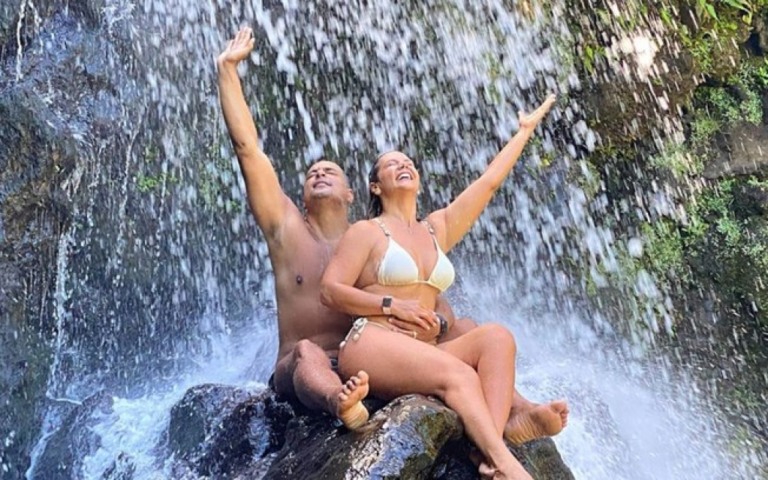 Carla Perez e Xanddy viajam para o Havaí para renovar votos