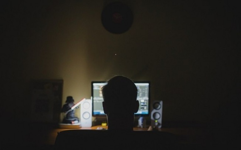 Menina de 11 anos tem conta hackeada, sofre ataque racista e é ameaçada de morte