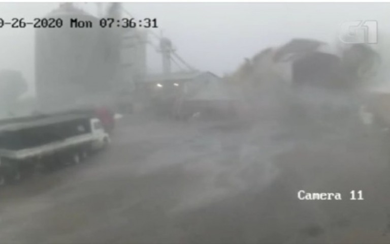 Vendaval de 70 km/h arranca telhado de armazém em Mato Grosso Sul; assista