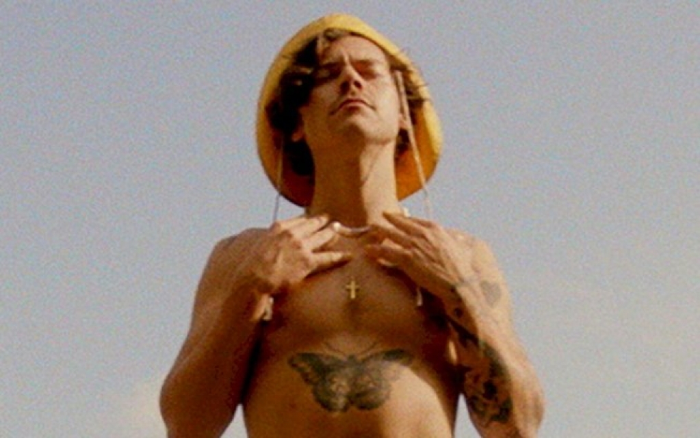 Harry Styles lança video oficial de "Golden" Harry Styles lança video oficial de "Golden"