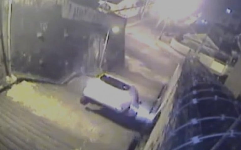 Motorista cria "atalho alternativo" e carro acaba despencando de escada; assista