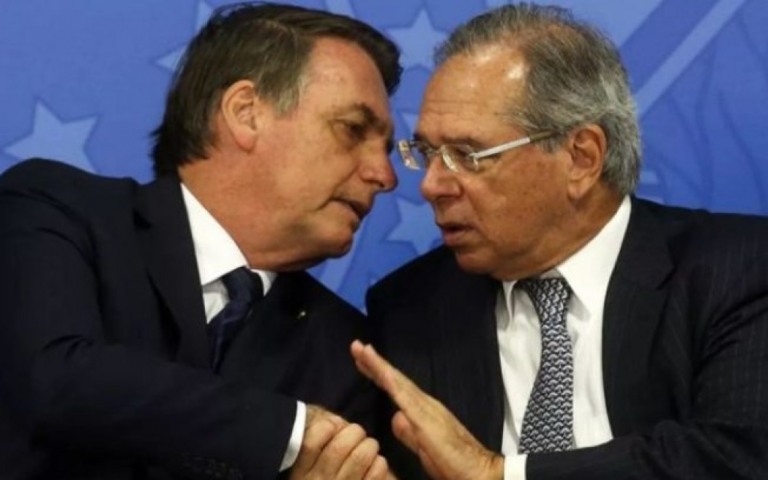 Bolsonaro zomba de Guedes em tom de ironia: 'Achei alguém para te elogiar'
