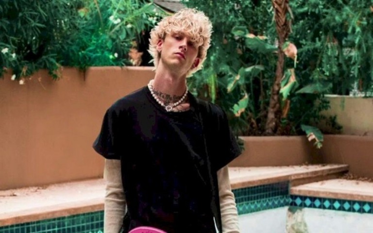 Machine Gun Kelly se une a Halsey no clipe de "Forget Me Too"