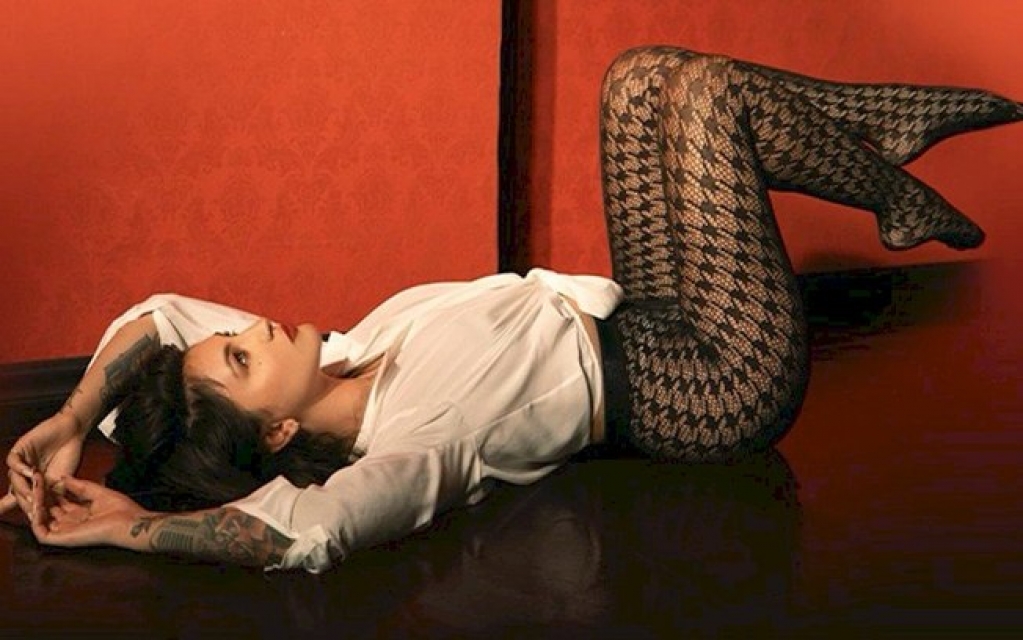 Julia Michaels lança o novo clipe de "Lie Like This"