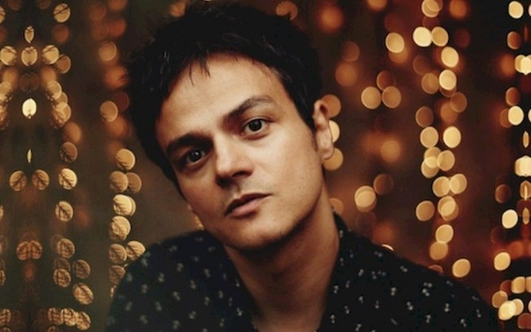 Jamie Cullum lança o clipe oficial de "Turn On The Lights"