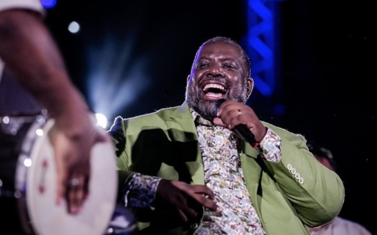 Péricles surge cantando música de Anavitória e mostra que é mesmo eclético