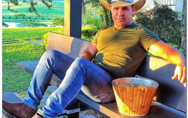 Eduardo Costa alfineta Victoria após formação de roça em "A Fazenda 2020"