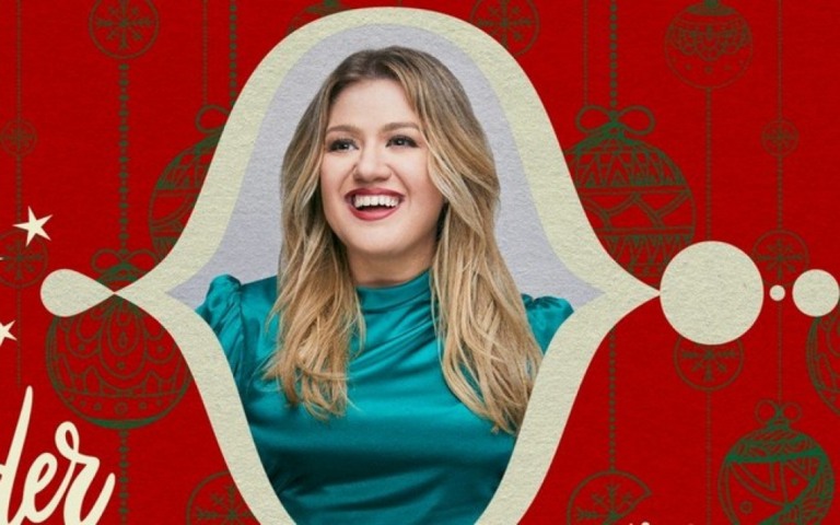 Kelly Clarkson se une a Brett Eldredge no novo single "Under The Mistletoe"