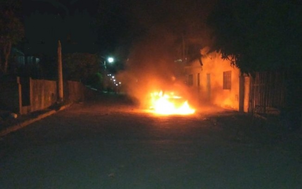 Com a ajuda da filha, mulher põe fogo no carro do ex com ele dentro; assista