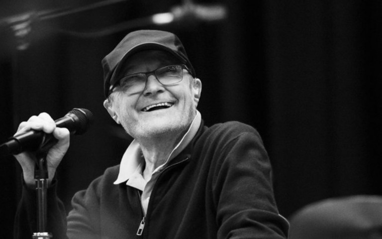 Phil Collins precisa de muletas e cadeira de rodas para se locomover