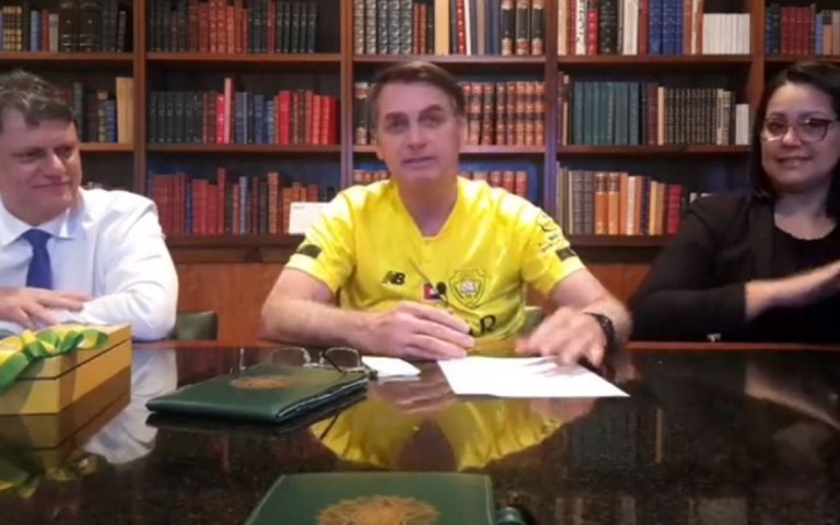 Bolsonaro pede que votem em Carlos: "Para continuar me ajudando em Brasília"