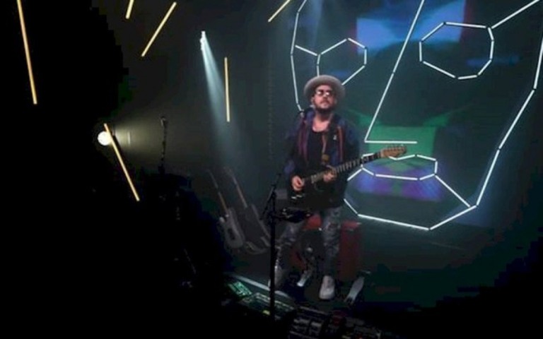 Suricato lança primeiro disco ao vivo em performance inspirada nos músicos de rua