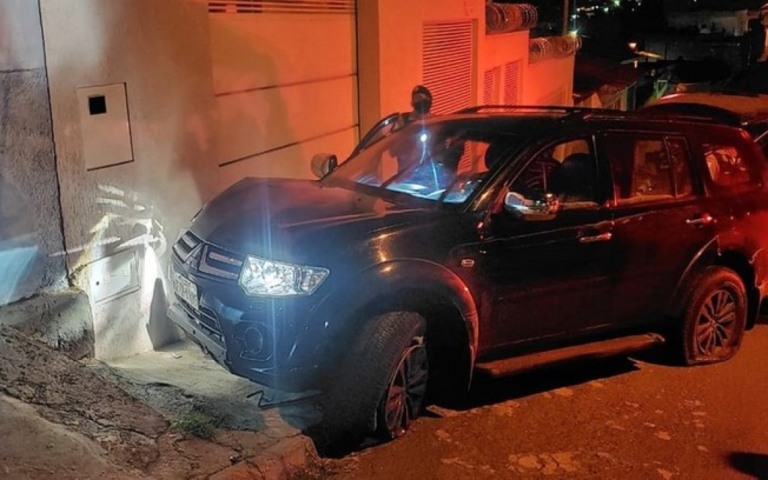 Candidato a prefeito é preso portando arma após bater em viatura e atropelar PM