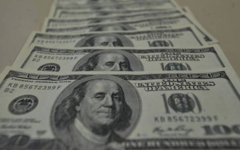 Dólar cai nesta sexta, mas fecha mês valendo R$ 5,737, com alta de 2,17%