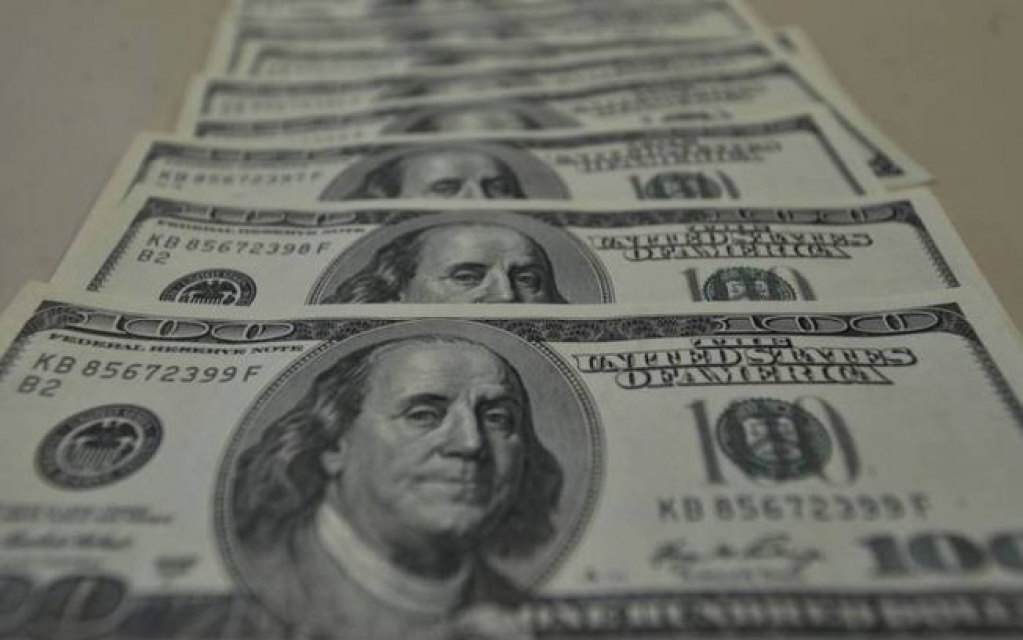 Dólar cai nesta sexta, mas fecha mês valendo R$ 5,737, com alta de 2,17%