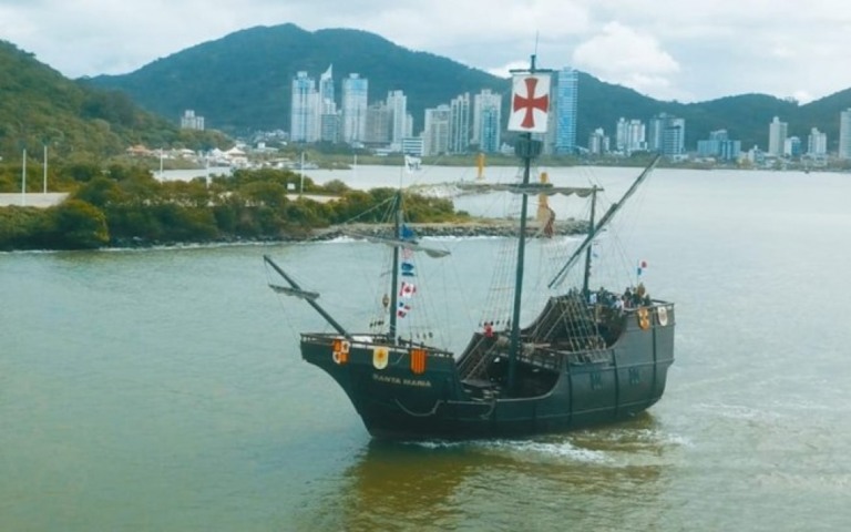 Réplica da caravela de Colombo construída no Brasil parte para o Caribe