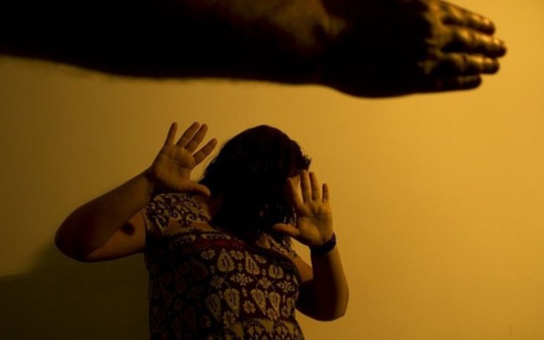 Mulher sofre tentativa de feminicídio em ponto de ônibus em Minas Gerais