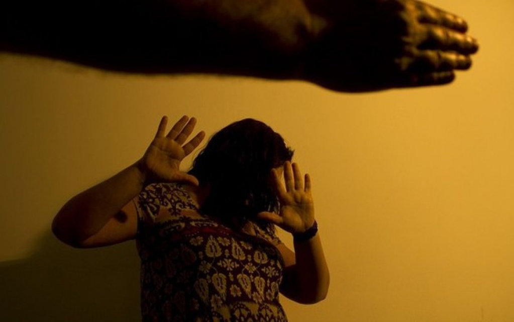 Mulher sofre tentativa de feminicídio em ponto de ônibus em Minas Gerais Mulher sofre tentativa de feminicídio em ponto de ônibus em Minas Gerais