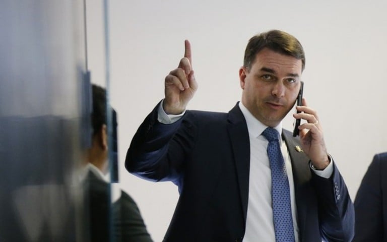 Flávio Bolsonaro vai a Fernando de Noronha com passagens pagas pelo Senado