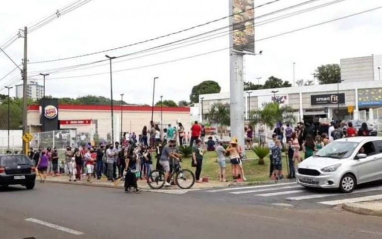 Boa ideia? Promoção do Burger King provoca aglomerações em meio à pandemia