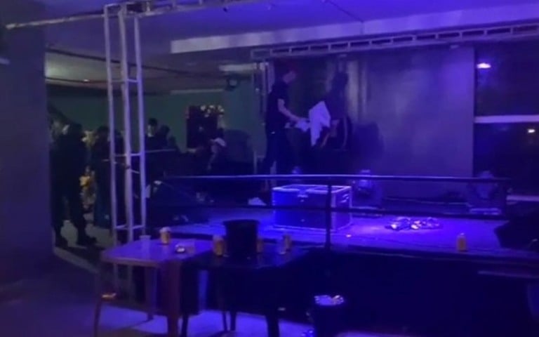 Cantora é levada para a delegacia após festa ser encerrada pela polícia