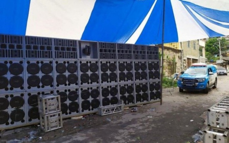 PMs são recebidos a tiros em baile funk irregular no Rio de Janeiro