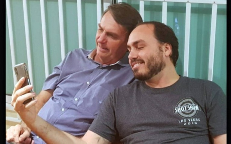 "Um dos responsáveis pela minha eleição", diz Bolsonaro ao pedir voto para filho