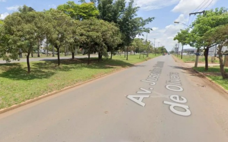 Após tentativa de calote, homem apanha de prostitutas e acaba nu no meio da rua
